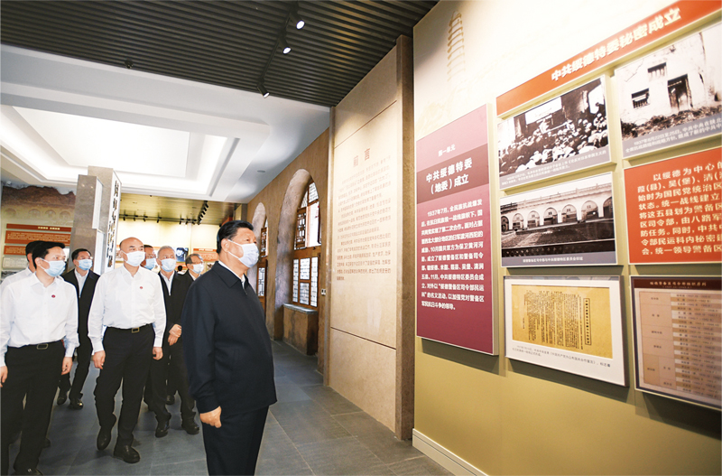 2021年9月13日至14日，中共中央總書記、國家主席、中央軍委主席習(xí)近平在陜西省榆林市考察。這是14日上午，習(xí)近平在中共綏德地委舊址考察。 新華社記者 李學(xué)仁/攝